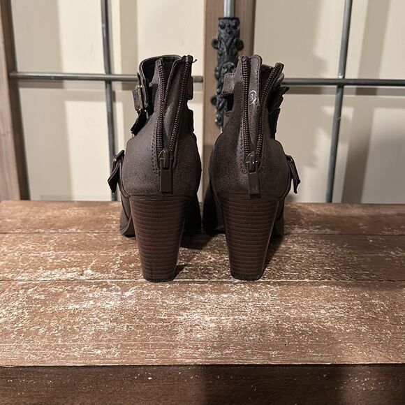 Booties size 8 - Picture 2 of 6